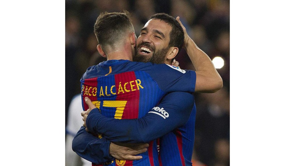 Paco Alcácer, izquierda, y el turco Arda Turan, celebran el quinto gol del equipo blaugrana. MARTA PÉREZ