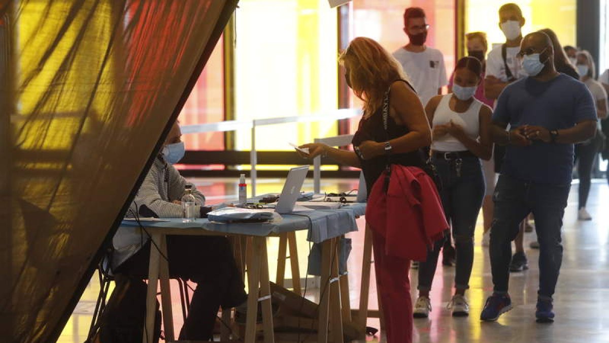 Un joven recibe el pinchazo ayer en León. RAMIRO