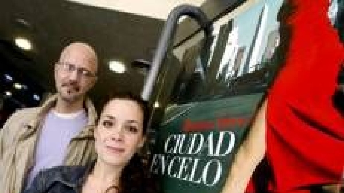 El director Hernán Gaffet junto a la actriz Nuria Gago