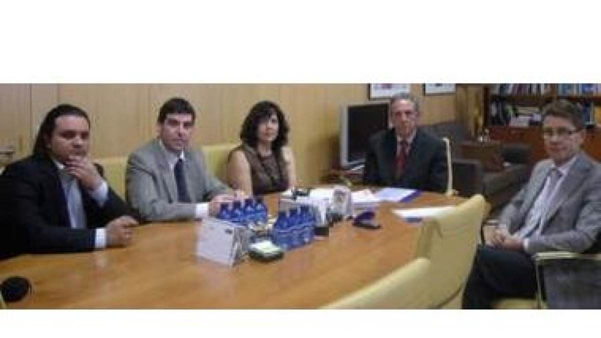 Francisco Javier Gómez, segundo por la izquierda, en la reunión con Fontsaré, segundo por la derecha