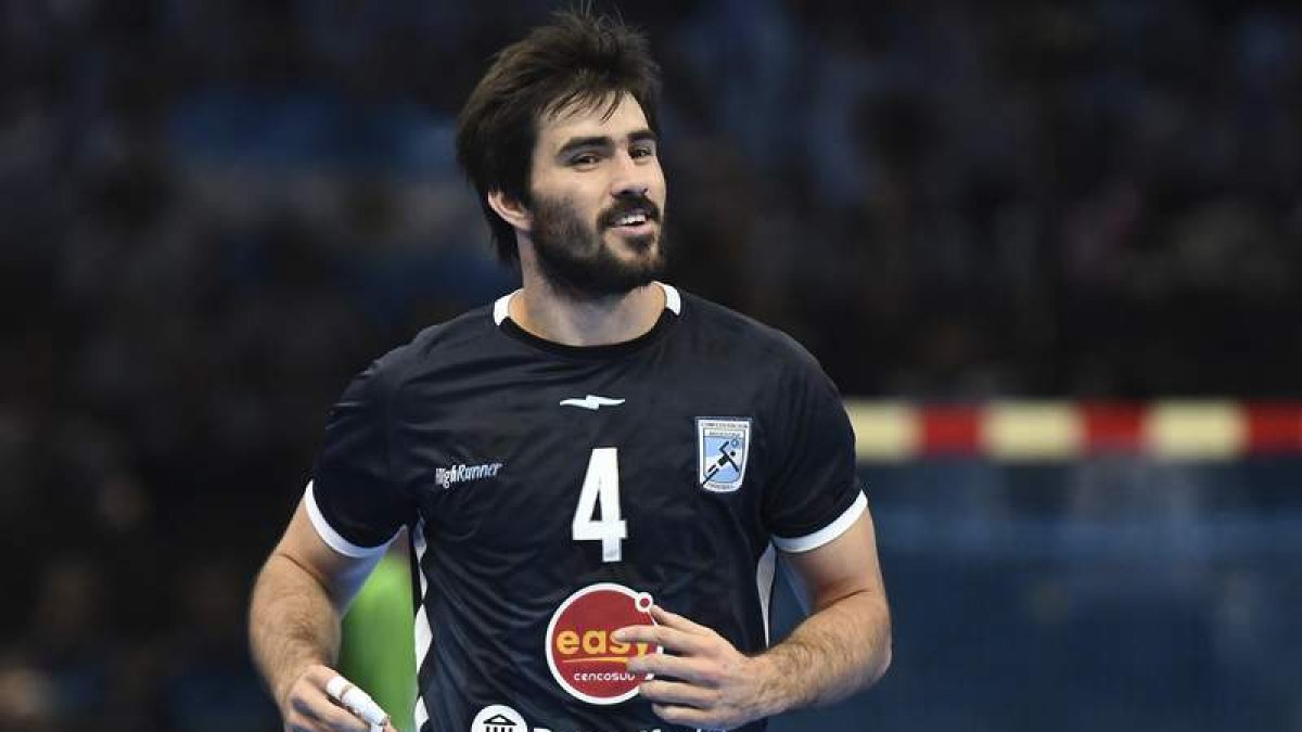 El central del Ademar, Sebas Simonet, durante su participación en el Mundial con Argentina. TESSON