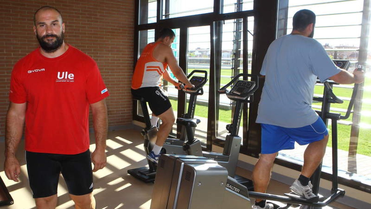 Manolo Martínez ejerciendo su nueva labor como entrenador ayudante en el Ceard.