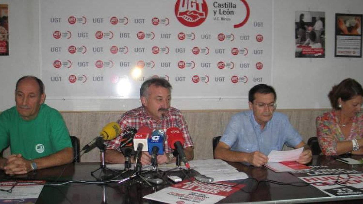 Los sindicalistas de UGT, con López y Castro en el centro, denunciaron los recortes en educación.
