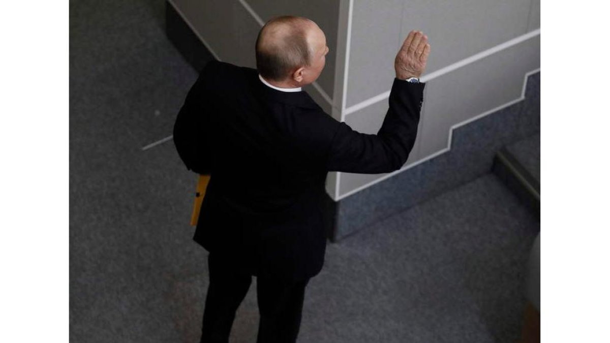 Putin se despide de la Cámara rusa ayer, tras lograr su objetivo de perpetuarse en el poder.