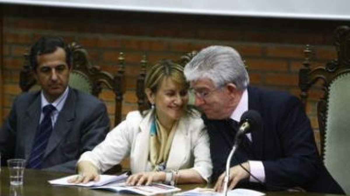 La consejera muestra complicidad con el réctor de la Universidad en la presentación oficial.