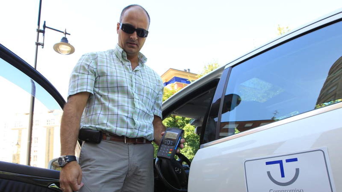 Raúl Rodríguez luce en su taxi el distintivo de compromiso de calidad turística.
