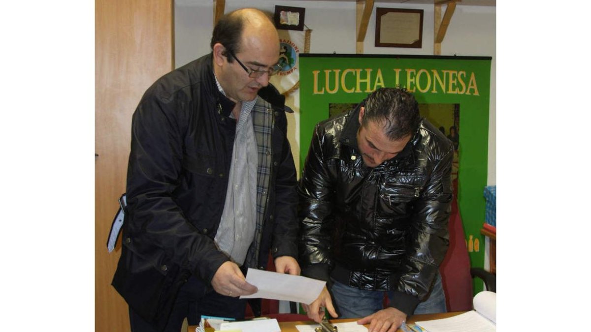 Balbuena (d) firma el relevo a Che Escanciano en la lucha leonesa.