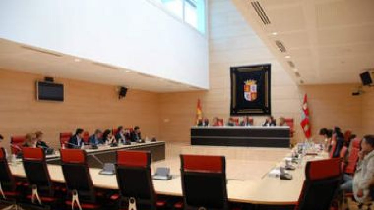 Convocatoria de todos los miembros de la Diputación Permanente encabezada por su presidente José Man