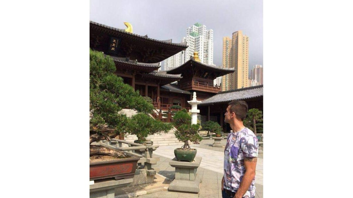 Cascón por Hong Kong, arriba, y en la foto oficial del club.