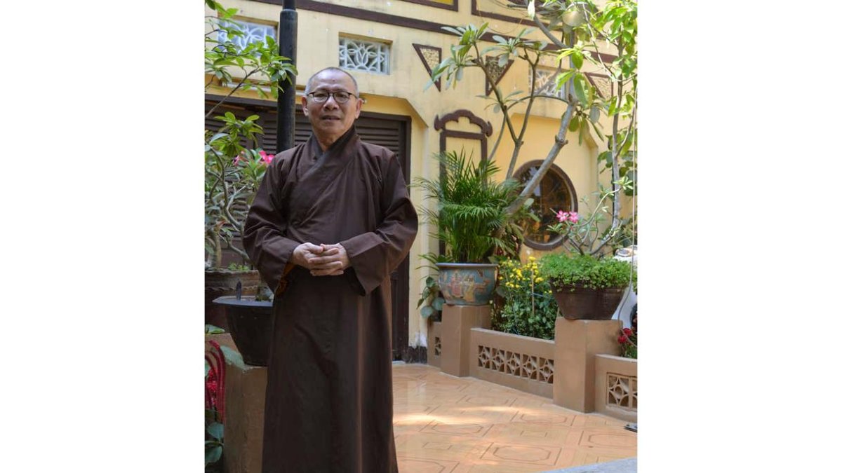 El monje budista vietnamita Thich Khong Tanh delante de la pagoda de Lien Tri. ERIC SAN JUAN