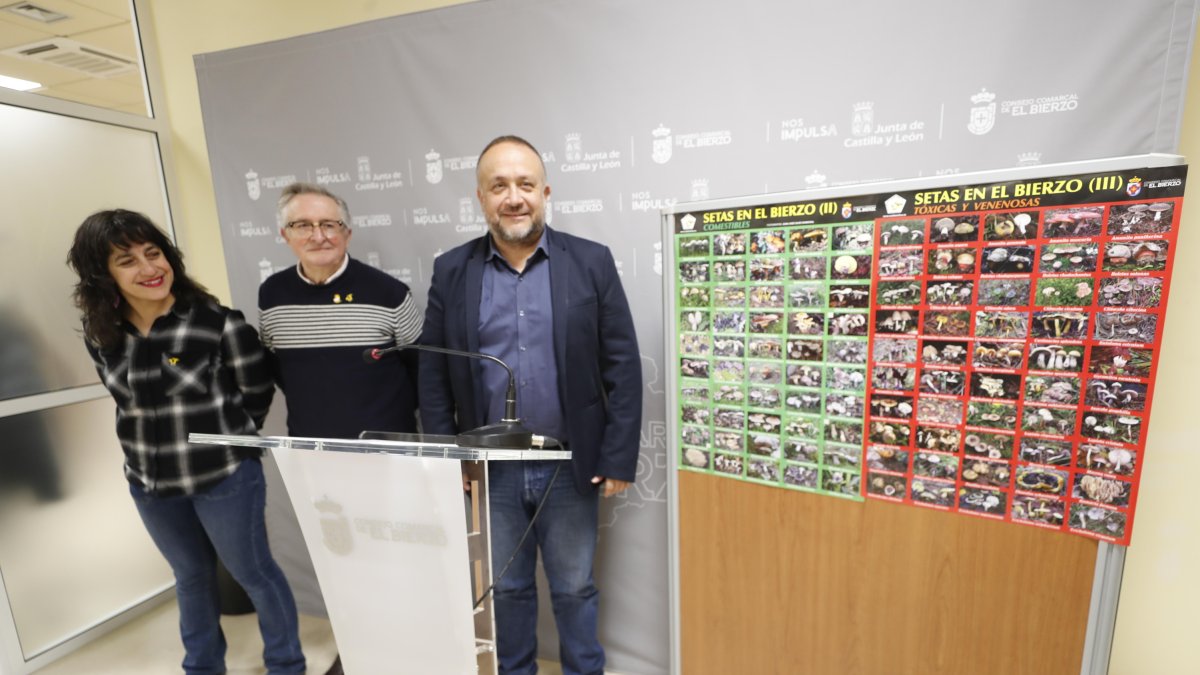 Derecha, Manuel Bernardo Álvarez y Gerardo Álvarez Courel, este martes en la sede del Consejo del Bierzo junto a otra integrante de Cantharellus. L. DE LA MATA