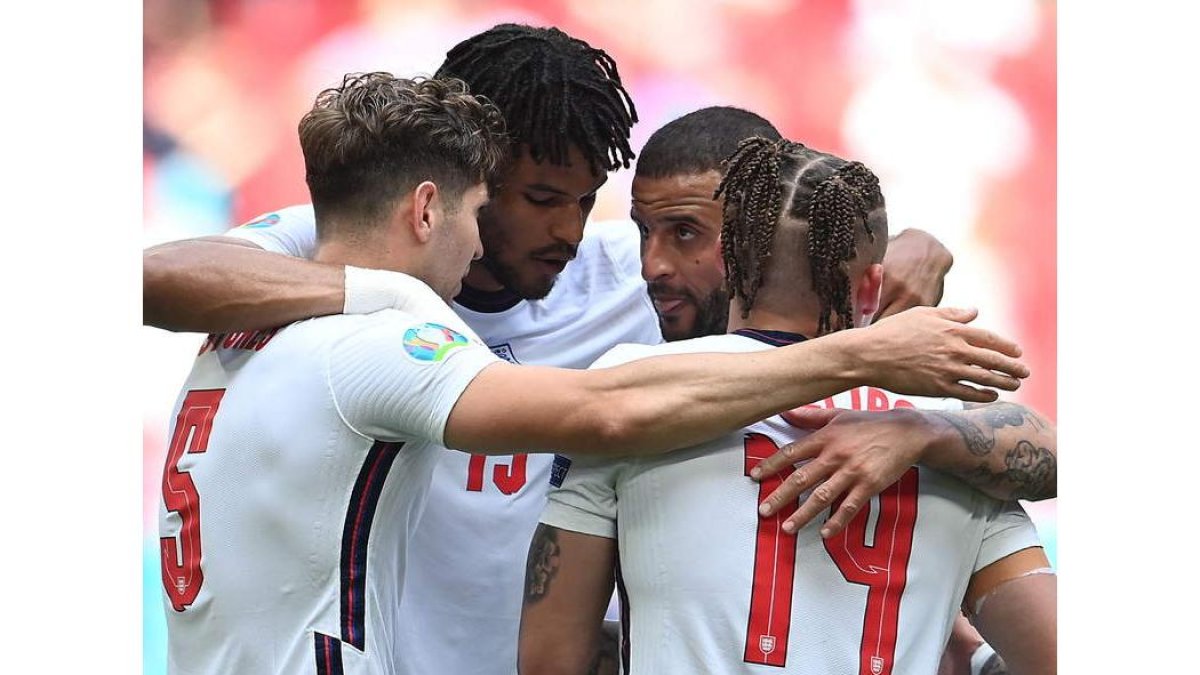 Los jugadores ingleses celebran el gol de Sterling. ANDY RAIN