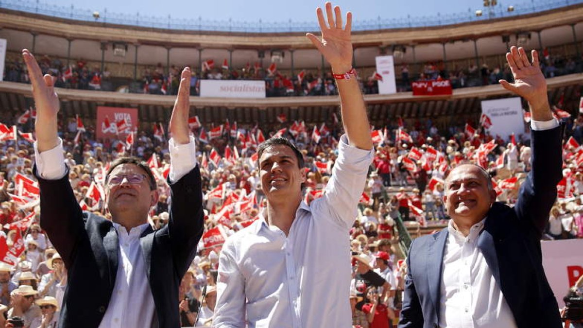 Puig, Sánchez y Calabuig durante el mitin celebrado en la plaza de toros de Valencia.