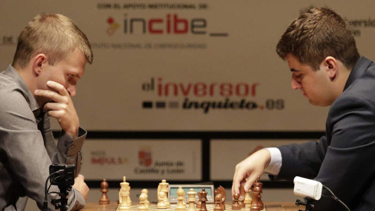 Nikita Vitiugov observa detenidamente el movimiento de Jaime Santos en la primera semifinal del Magistral de Ajedrez. FERNANDO OTERO