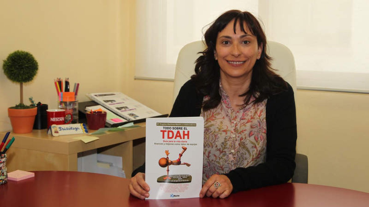 Mar Aller, junto al libro sobre el TDHA cuyos beneficios irán a parar al sostenimiento de las asociaciones.