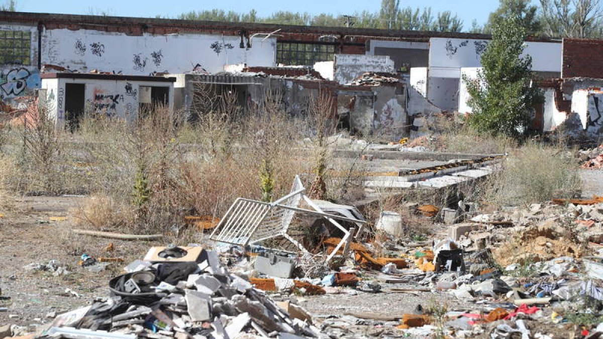 Basura, enseres y cascotes se acumulan en el solar de 13.000 metros cuadrados. RAMIRO