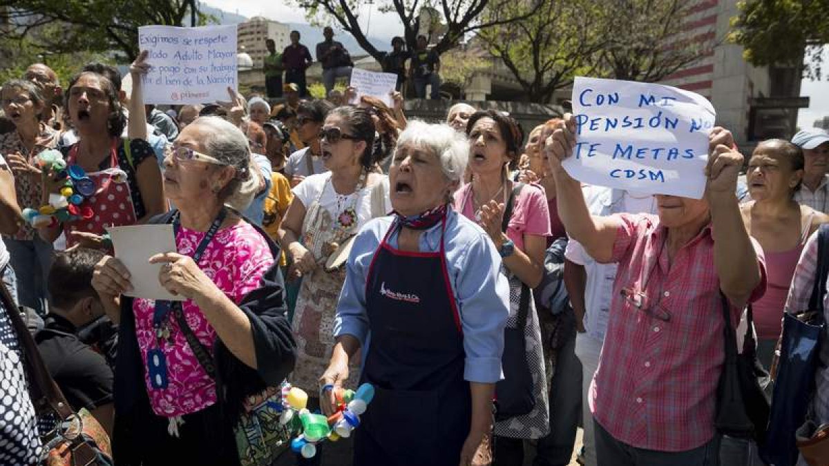 Imagen de la manifestación que las pensionistas celebraron ayer en Caracas. MIGUEL GUTIÉRREZ