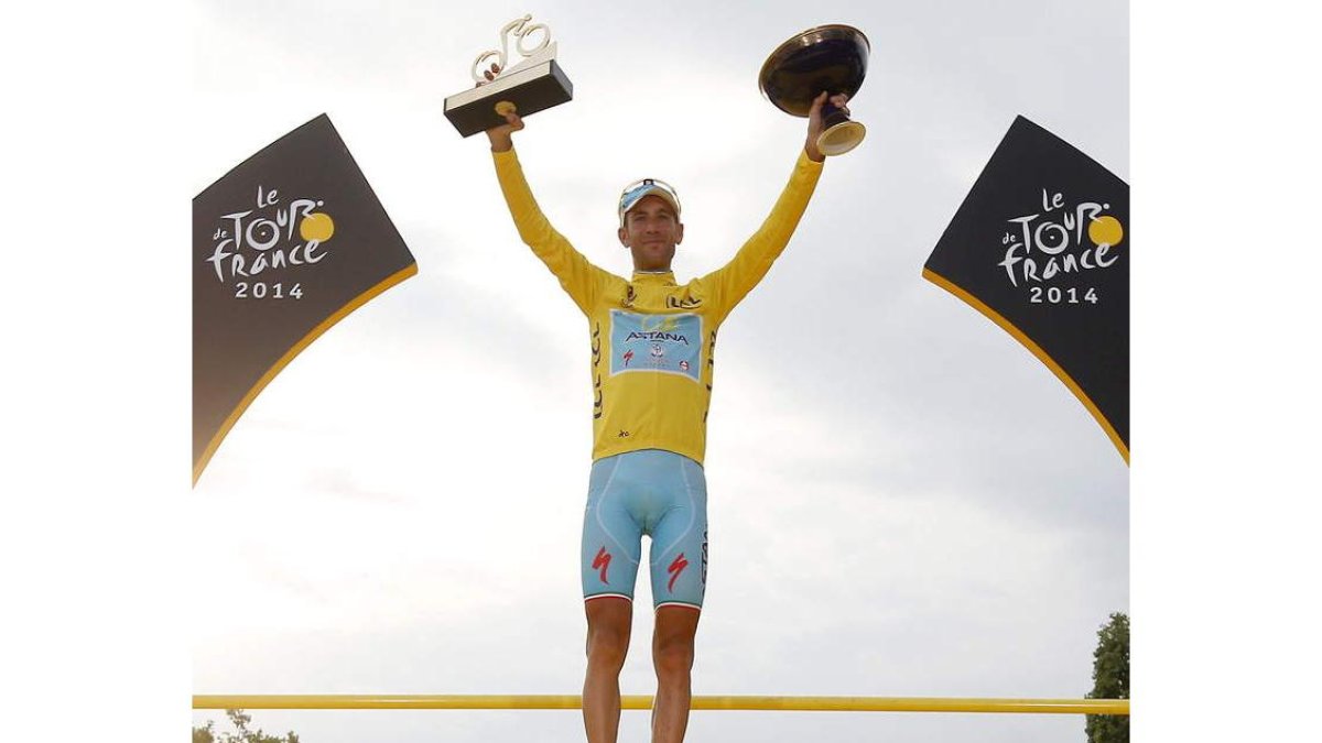 Vincenzo Nibali celebra en el podio su victoria en el Tour de Francia.