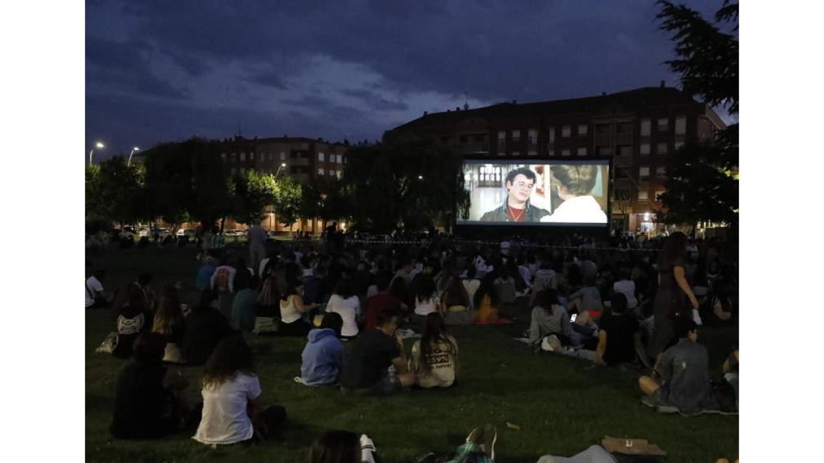 El parque de la avenida de la Universidad se iluminará. MARCIANO PÉREZ