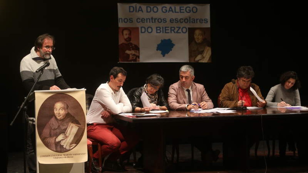 El académico gallego Héctor Silveiro, ayer en su ponencia ante los invitados a las jornadas. L. DE LA MATA