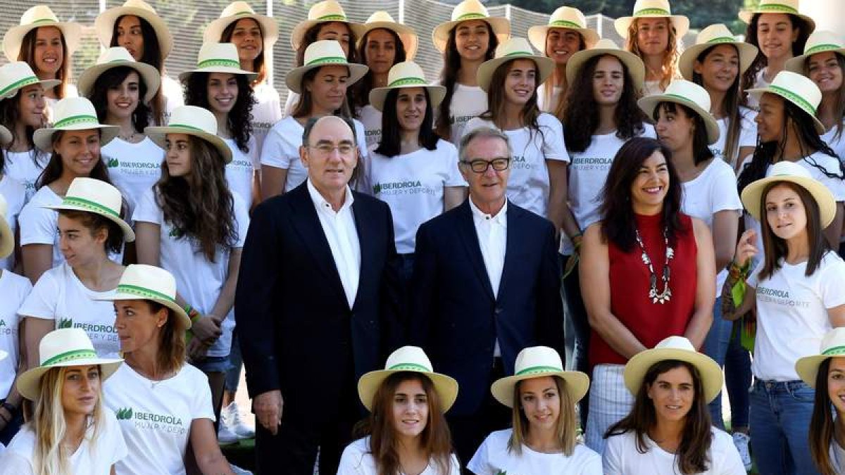 Ignacio Galán, José Guirao y María José Rienda, tras la firma del convenio para Universo Mujer. VÍCTOR LERENA