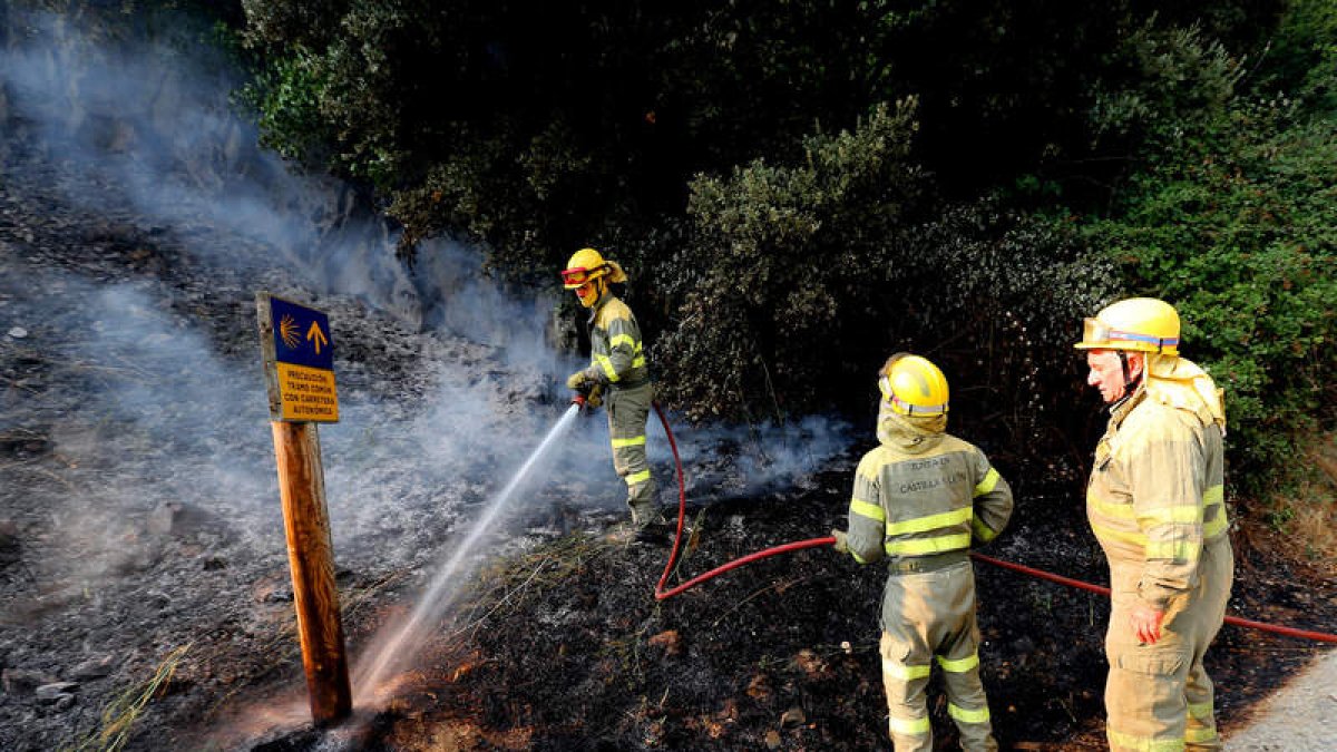 Extinción de un incendio declarado en Villafranca en abril. A.F. BARREDO