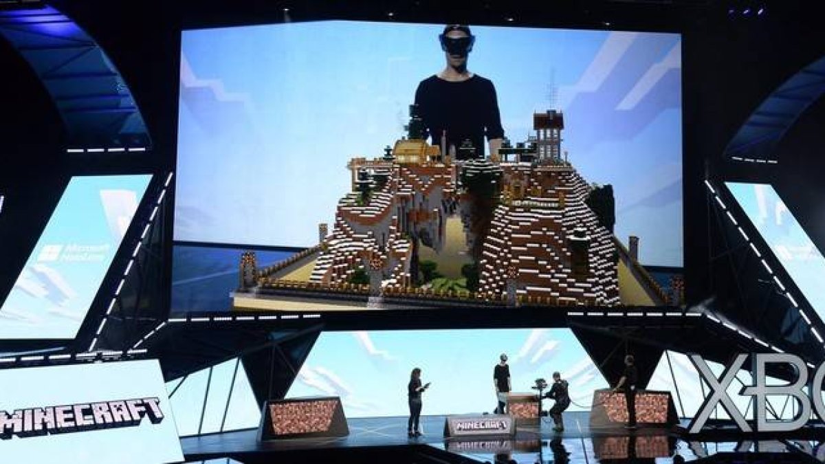 Presentación del nuevo casco de realidad virtual HoloLens, de Microsoft, en la feria E3 de Los Ángele