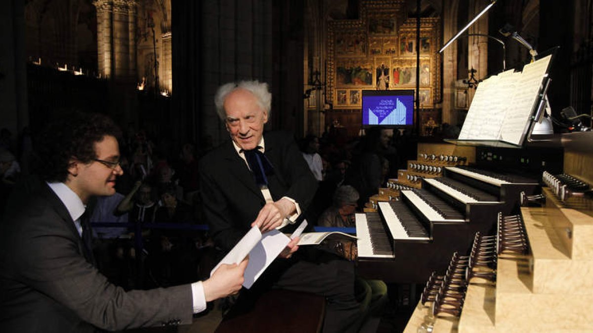 El maestro francés Jean Guillou, uno de los artífices del nuevo órgano, fue también el encargado de estrenarlo en el concierto inaugural.