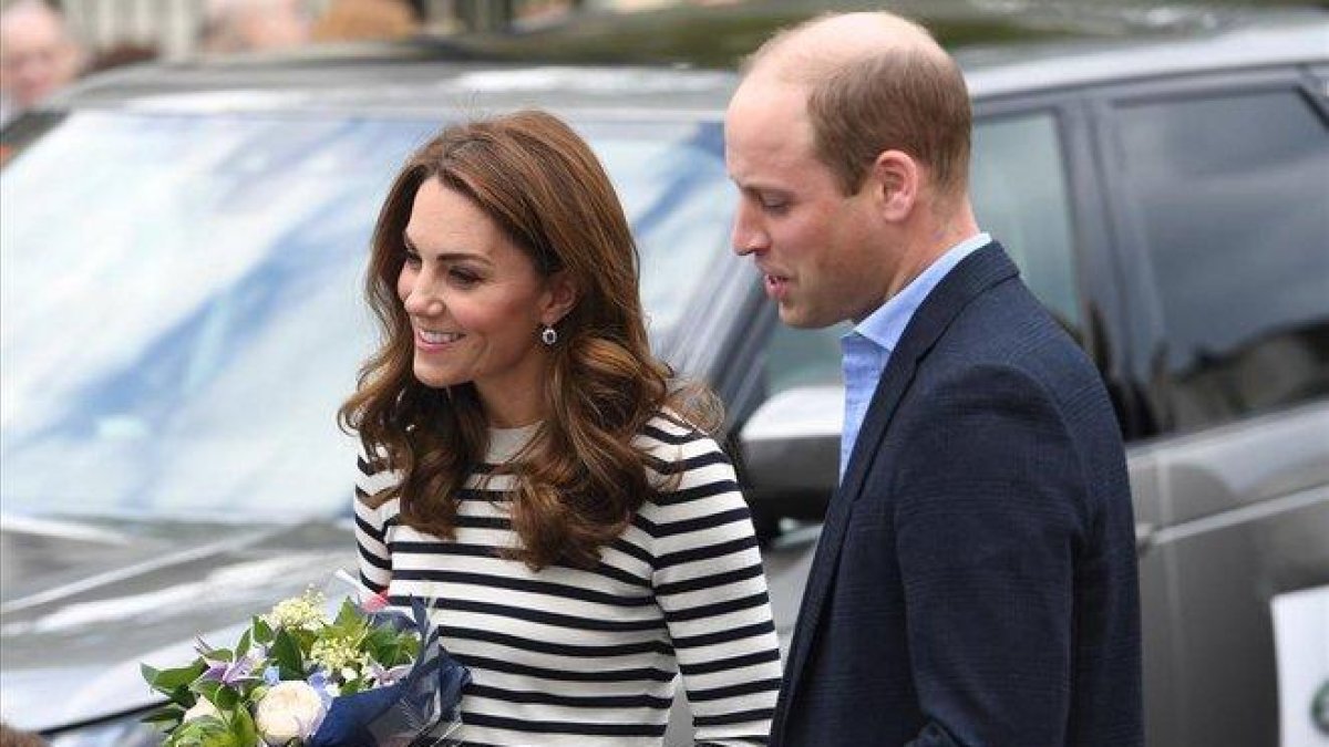 Los duques de Cambridge, Guillermo y Kate, llegan la residencia de los duques de Sussex, Enrique y Meghan, para visitar al recién nacido, este martes.