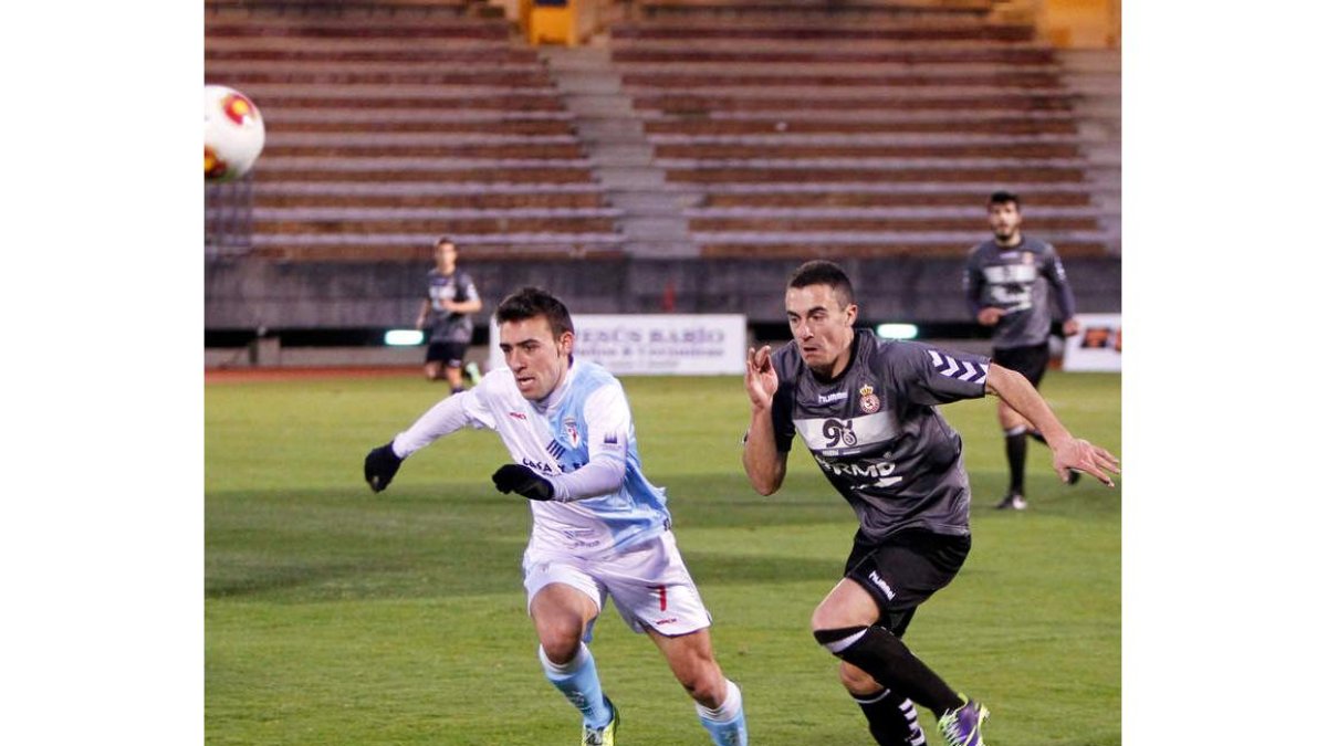 Mario Villar, a la derecha, trata de hacerse con el control del balón ante el jugador del Compostela Óscar.