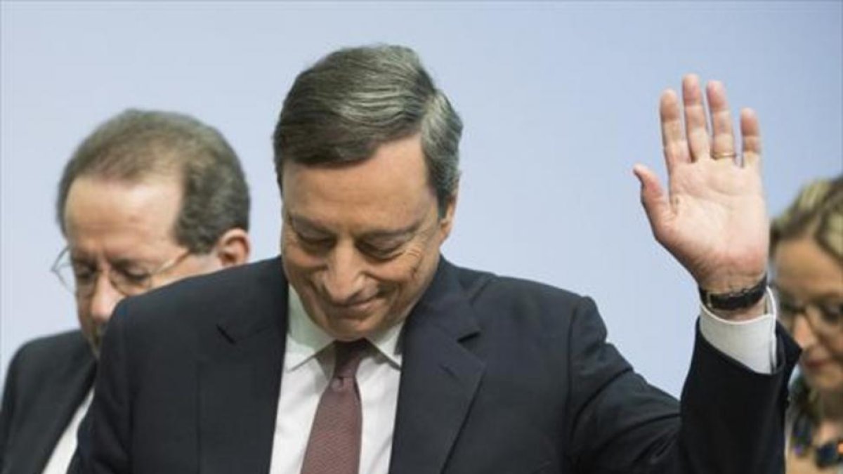 Draghi saluda tras comparecer ante la prensa.