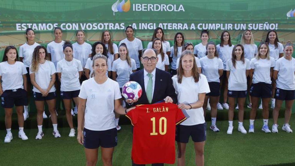 El presidente de Iberdrola, Ignacio Galán, recibe a la selección española femenina de fútbol. DL