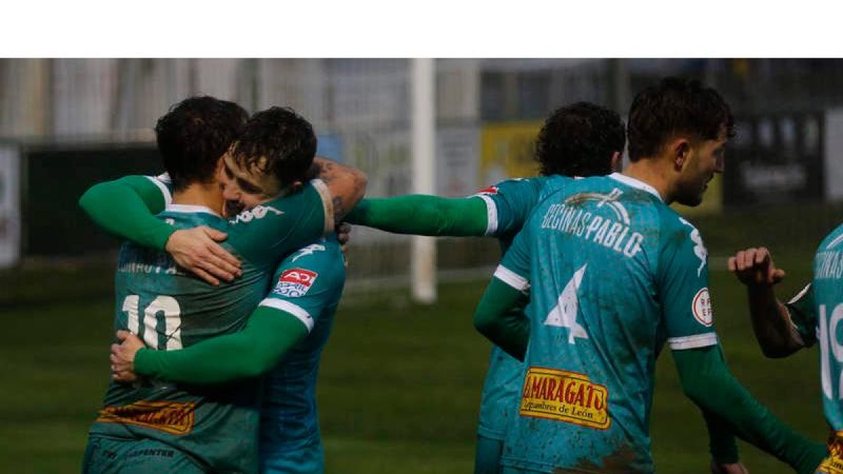 Javi Amor sumó un nuevo gol para un Atlético Astorga que recupera el liderato en la Liga. FERNANDO OTERO