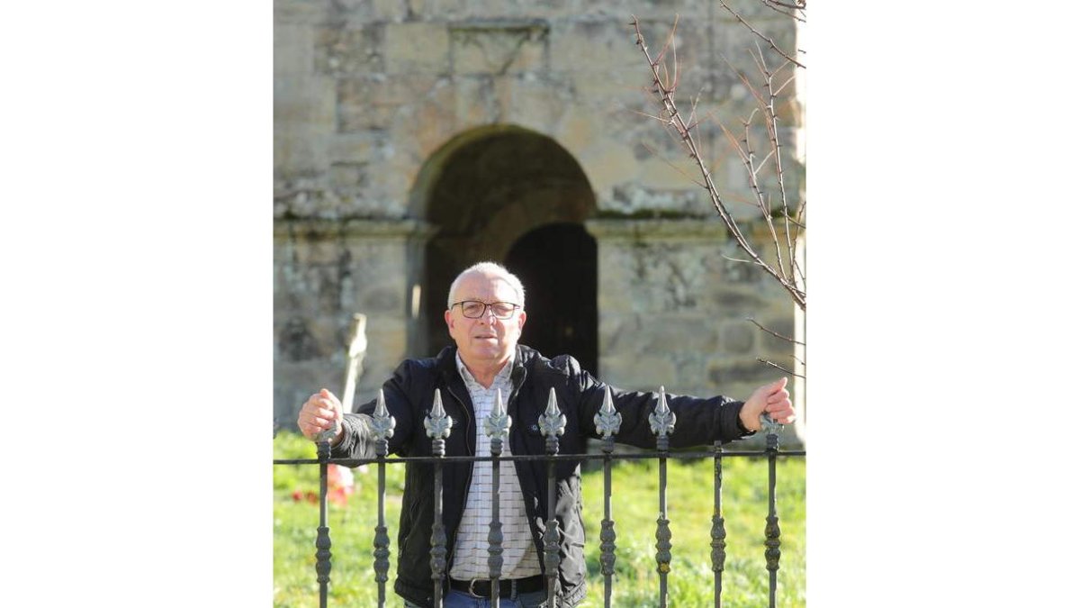 Alfredo de Arriba, ante la iglesia de Barjas. DE LA MATA