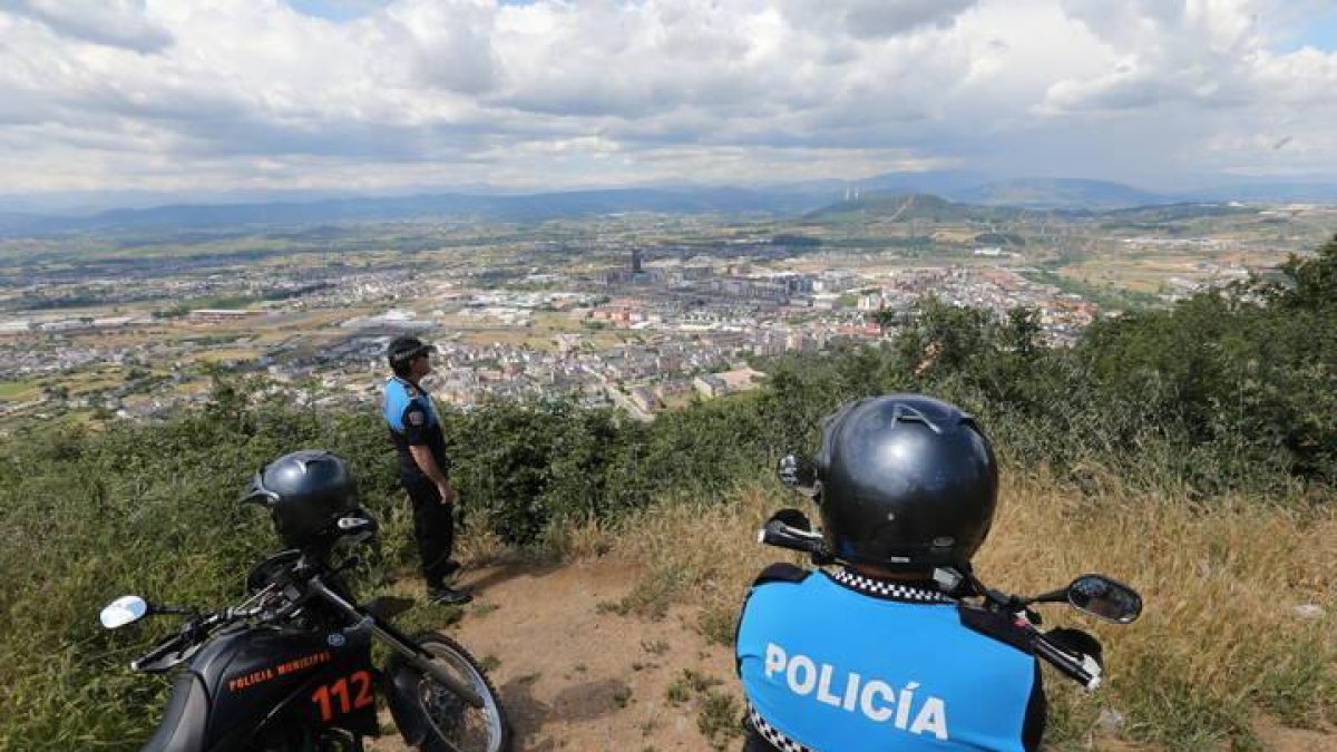 Efectivos de la Policía Municipal de Ponferrada en el monte Pajariel.