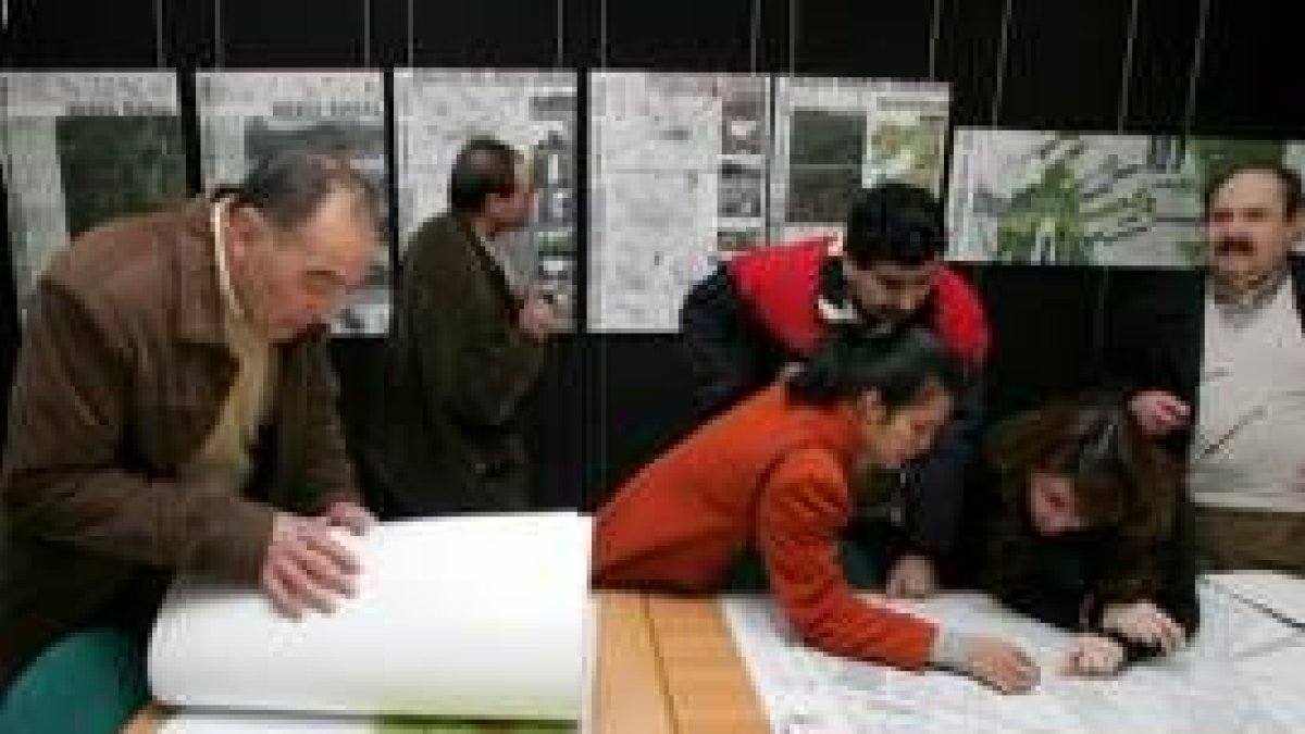 A primera hora de la mañana ya había gente consultando en el Ayuntamiento el nuevo diseño urbano