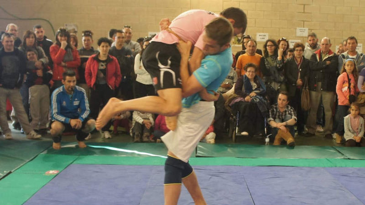 La feria de La Vecilla exhibió la primera lucha de la temporada con el club de Campohermoso.