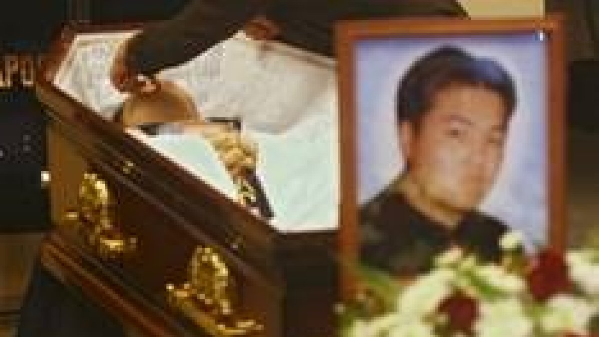 Empleados de la funeraria maquillan el rostro del ejecutado antes de enviarlo a Australia