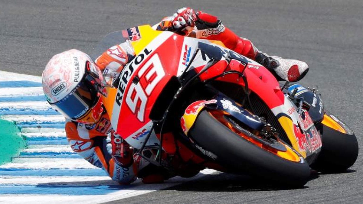 Márquez tuvo que operarse el brazo tras sufrir una aparatosa caída en el GP de Jerez. ROMÁN RÍOS