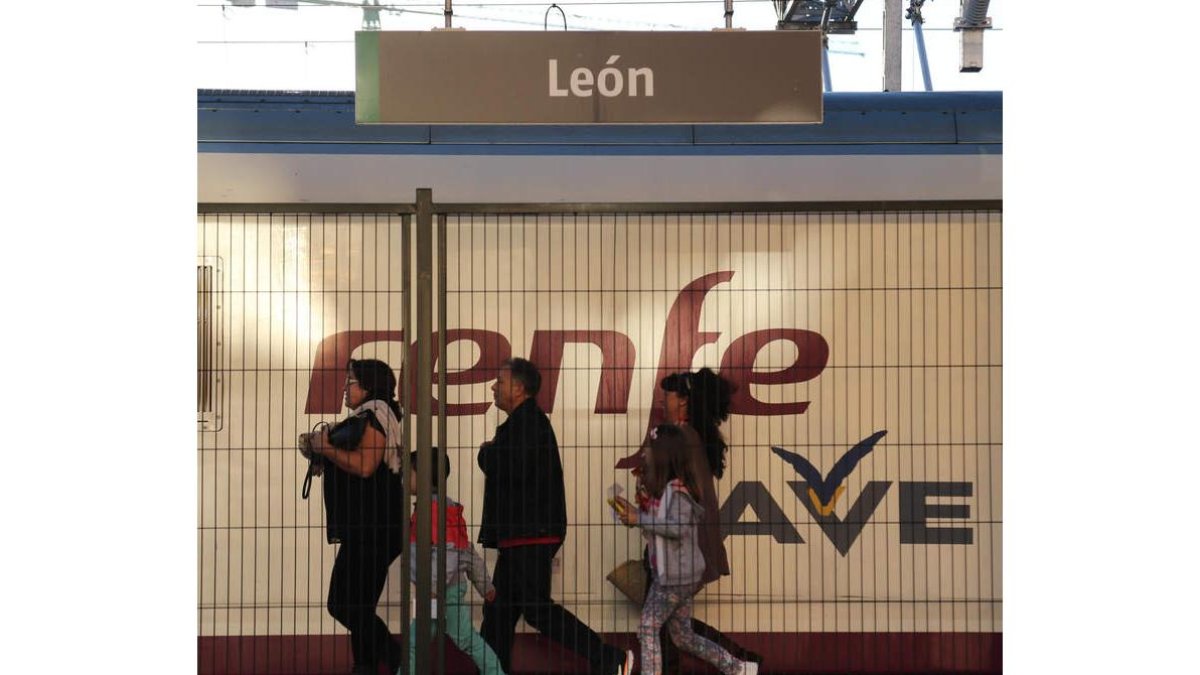 El primer viaje de alta velocidad desde Madrid a León llegó a la estación con el presidente del Gobierno, la ministra y el presidente de la Junta a bordo.
