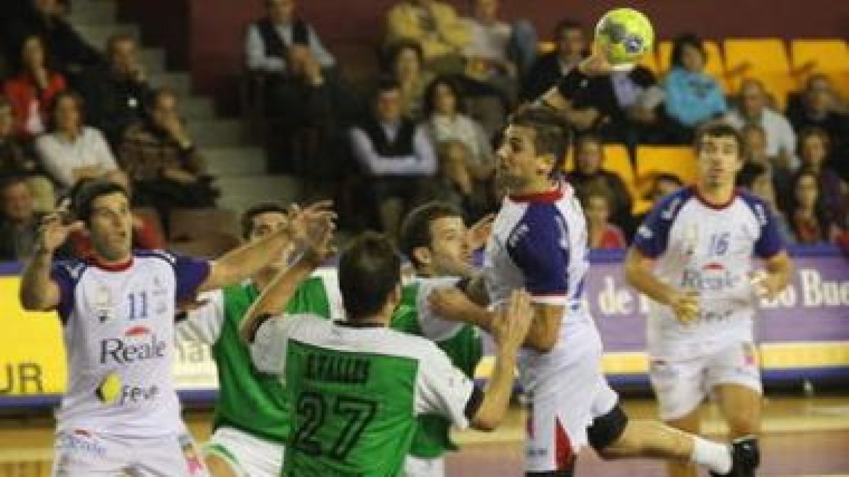 El central serbio Dalibor Cutura intenta romper la pegajosa defensa del Quabit Guadalajara
