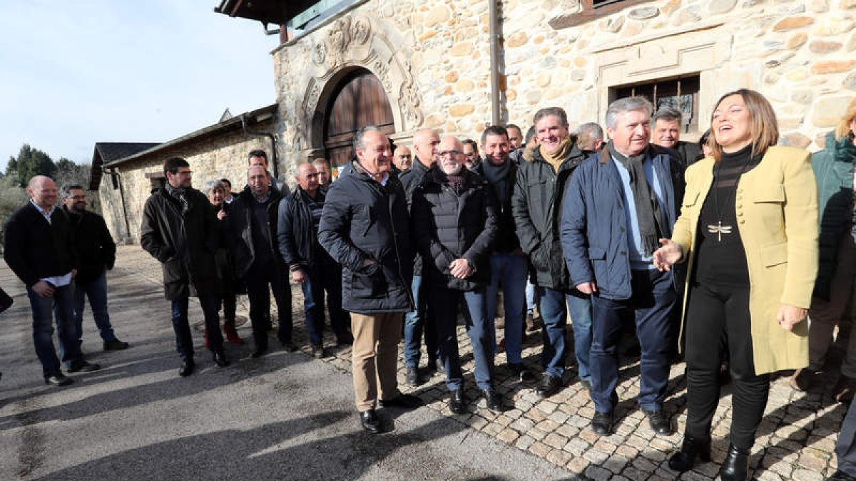 La consejera de Agricultura y Ganadería se reunió ayer con alcaldes y representantes de todos los ayuntamientos del Bierzo. ANA F. BARREDO