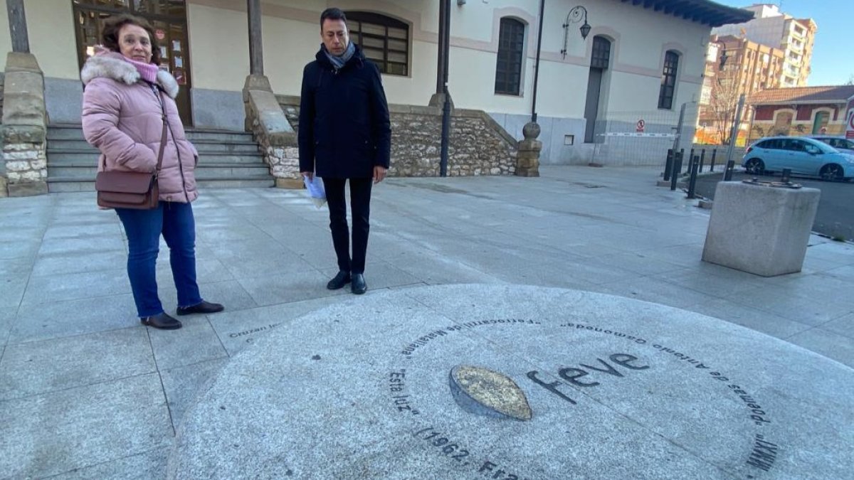 Los concejales del PP Aurora Baza y Eduardo Tocino, est viernes en la estación de Feve. RAMIRO