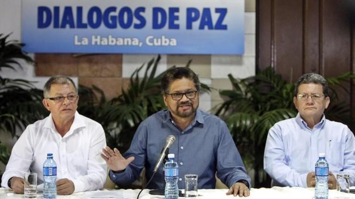 Iván Márquez (centro), líder de los delegados de las FARC, lee un comunicado en La Habana (Cuba), el 8 de febrero. /