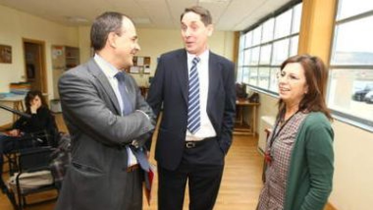 Fernando Díez y Pablo Sancho, de La Caixa, junto a la presidenta de Caracol, Rosario Díez.