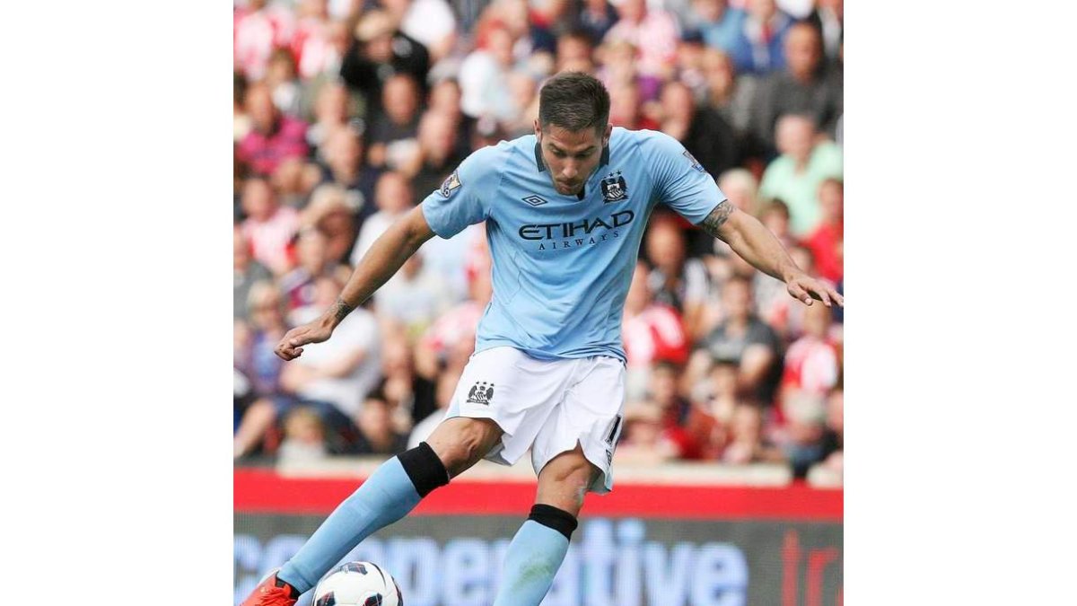 Javi Garcia en acción ante el Stoke City en su debut.