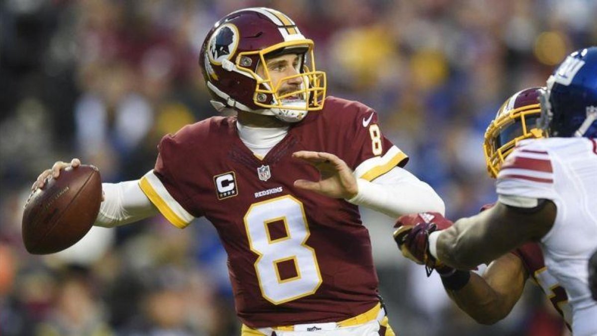 Kirk Cousins lanza el balón.