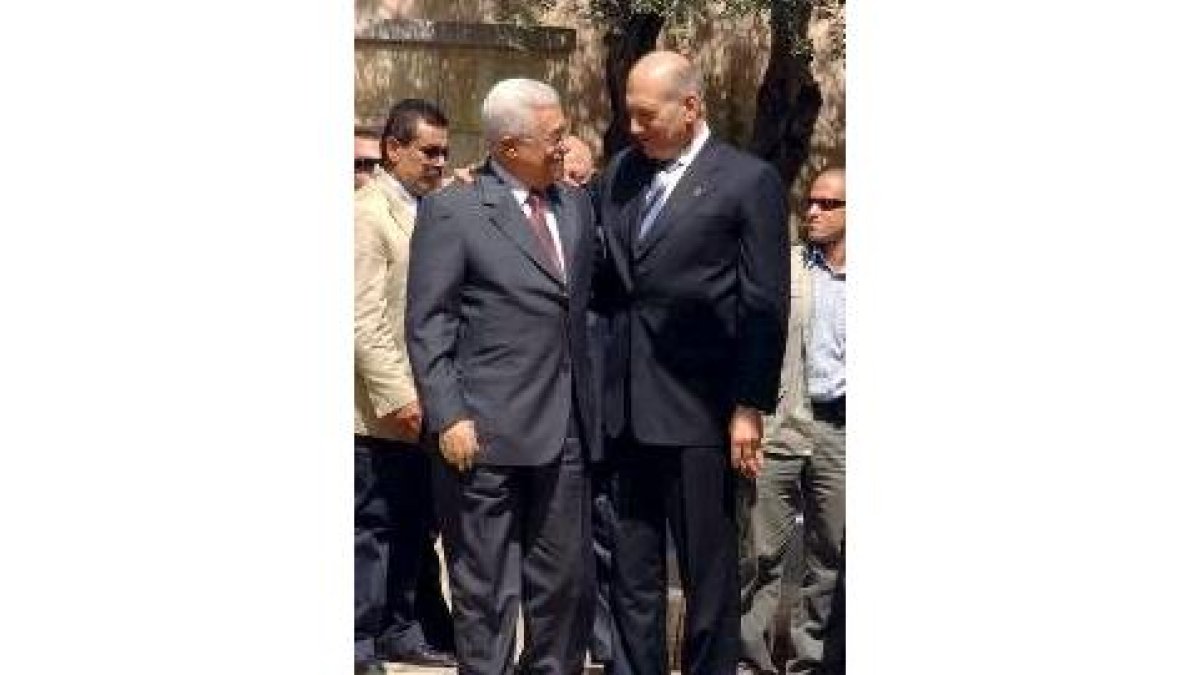 Abás y Olmert siguen con sus contactos