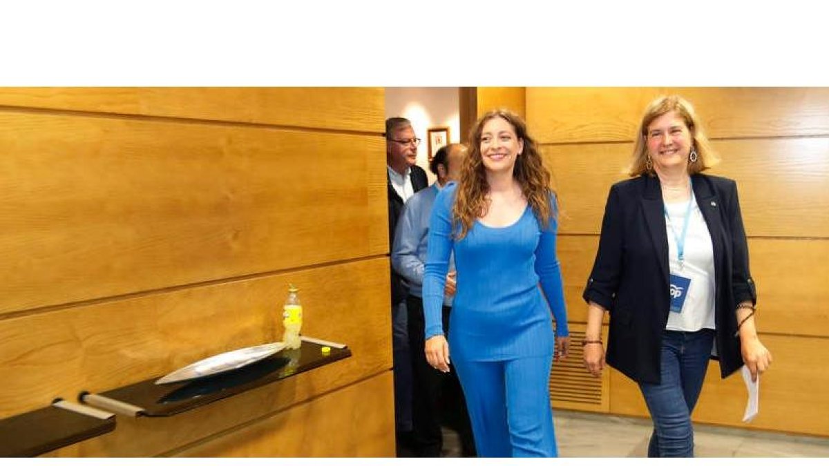 Ester Muñoz y Margarita Torre salen del despacho para comparecer ante los medios. RAMIRO