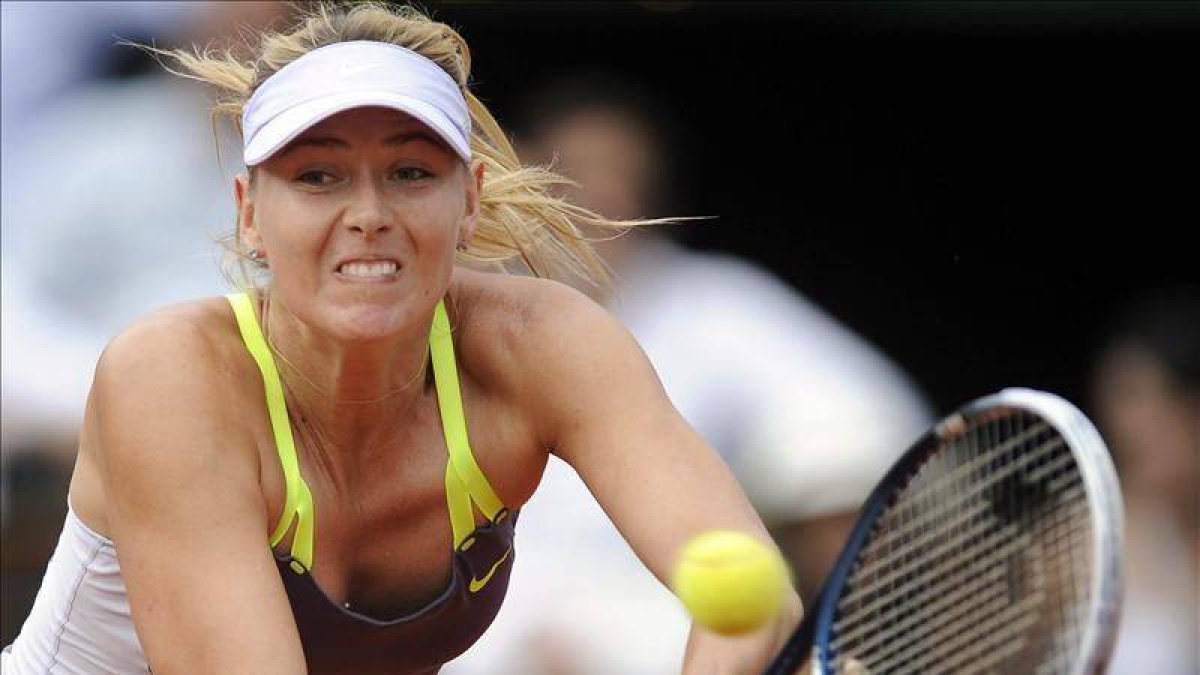 Sharapova tumba a Azarenka y espera rival en la final La tenista rusa Maria Sharapova durante el partido de semifinales del Roland Garros.